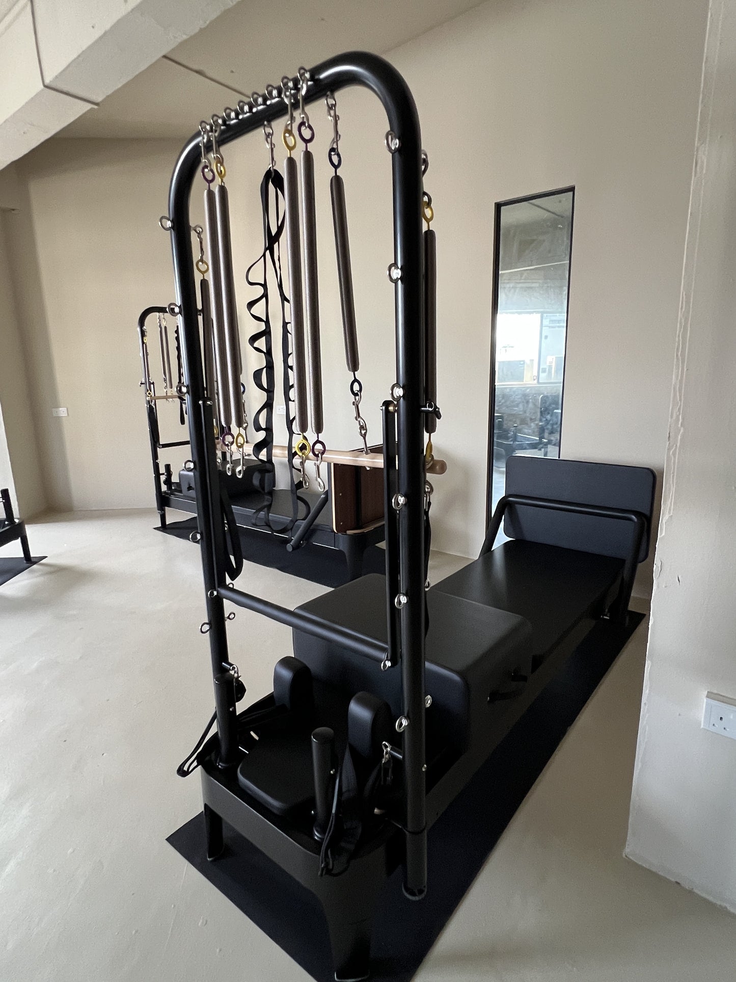 Tula Ropia 普拉提器械床：无缝设计，滑车顺畅。全伸缩绳索系统。适合所有普拉提水平的普拉提器械床，配有塔式梯桶。 